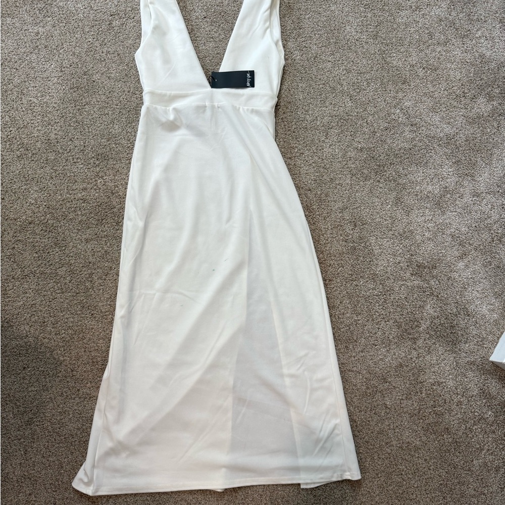 Elegant White Sleeveless Dress